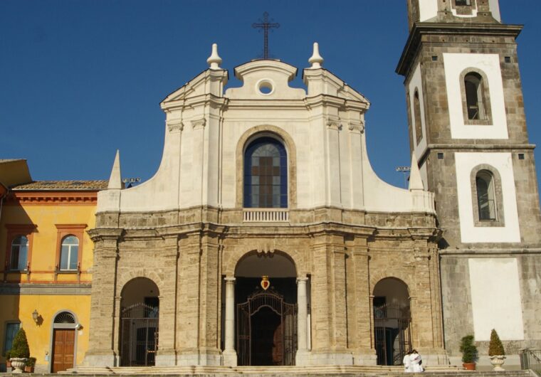 Facciata del Santuario di San Francesco e Sant’Antonio, fotografia del 2009.